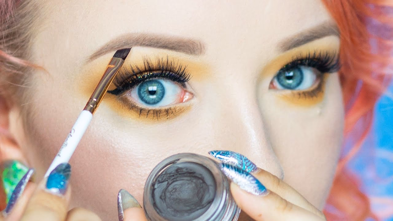 Co jest lepsze pomada czy kredka do brwi?