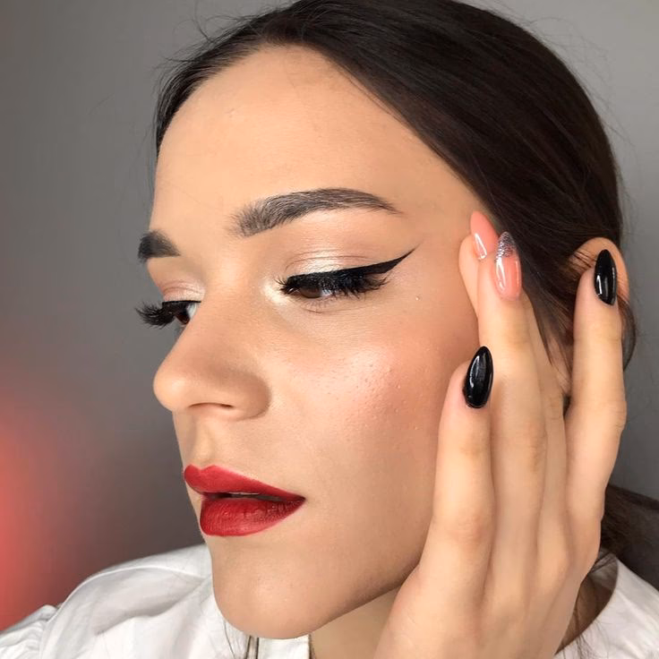 Jaki makijaż oczu wygląda najlepiej w połączeniu z czerwonymi ustami?