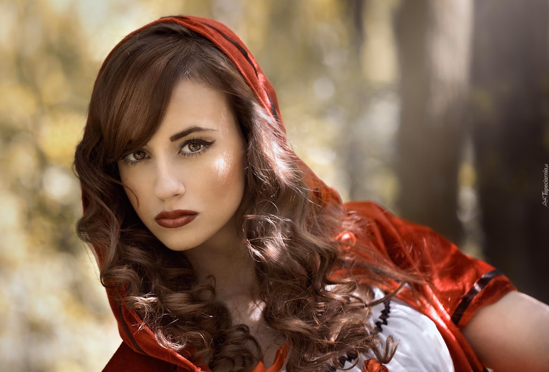 Co Czerwony Kapturek nosi pod peleryną?