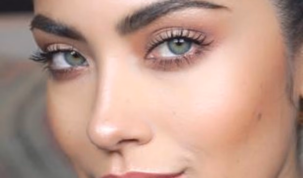 Czy fryzura z grzywka odmładza?