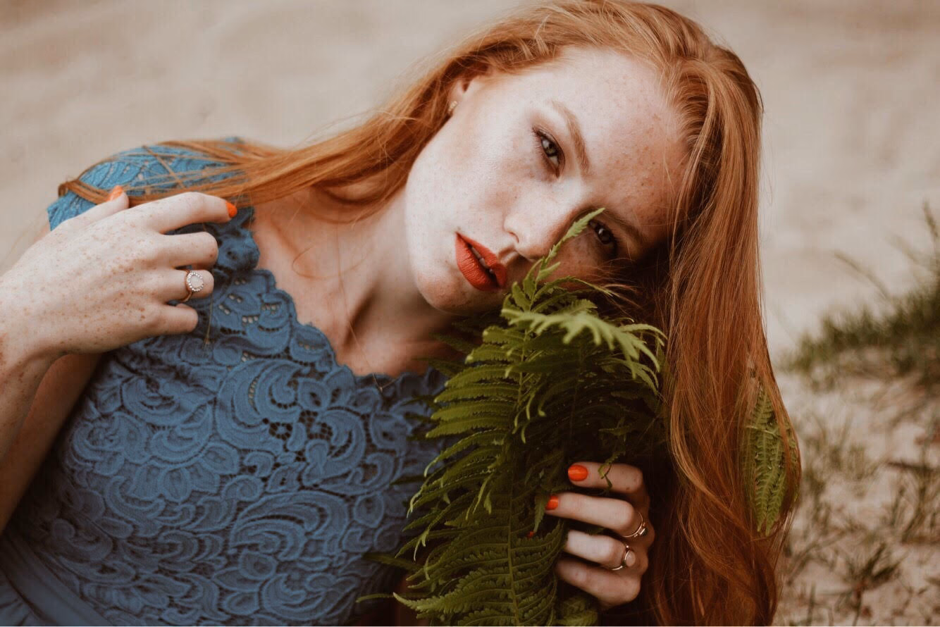 Jak wyeksponować piegi na twarzy?