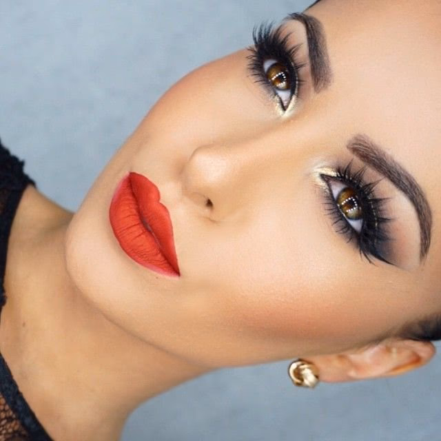 Z czym łączyć czerwoną koszulę?