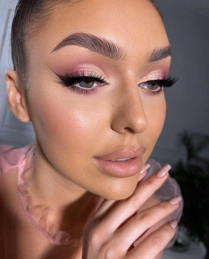 Jaki kolor biżuterii pasuje do różowej sukienki?