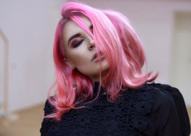 Jaki kolor pasuje do różowych włosów?