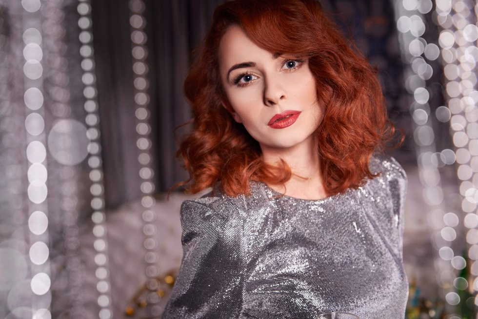 Jaka szminka pasuje do srebrnej sukienki?