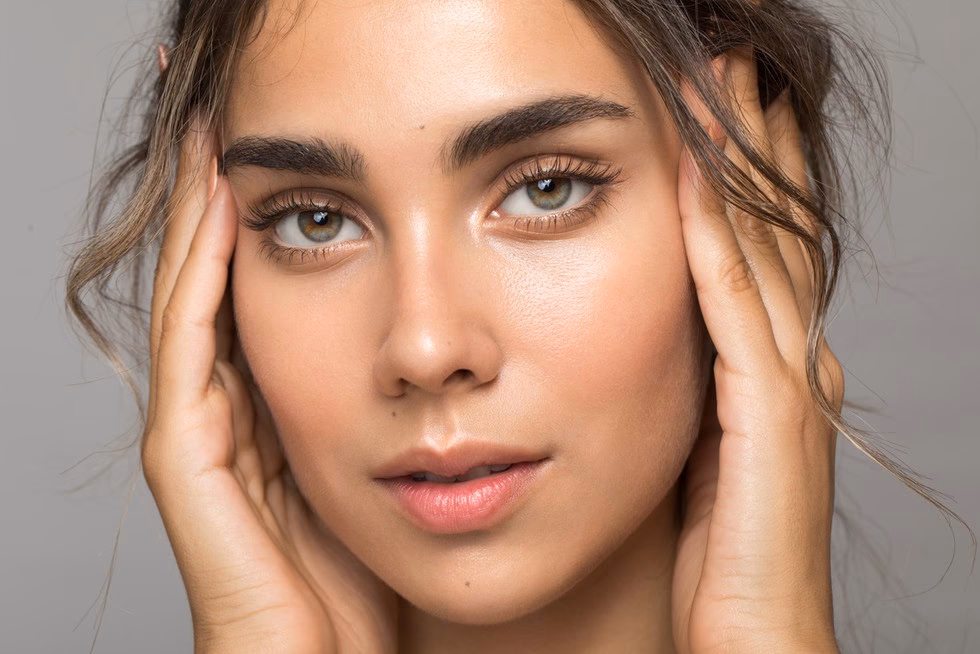 Jak brzmi określenie braku makijażu?