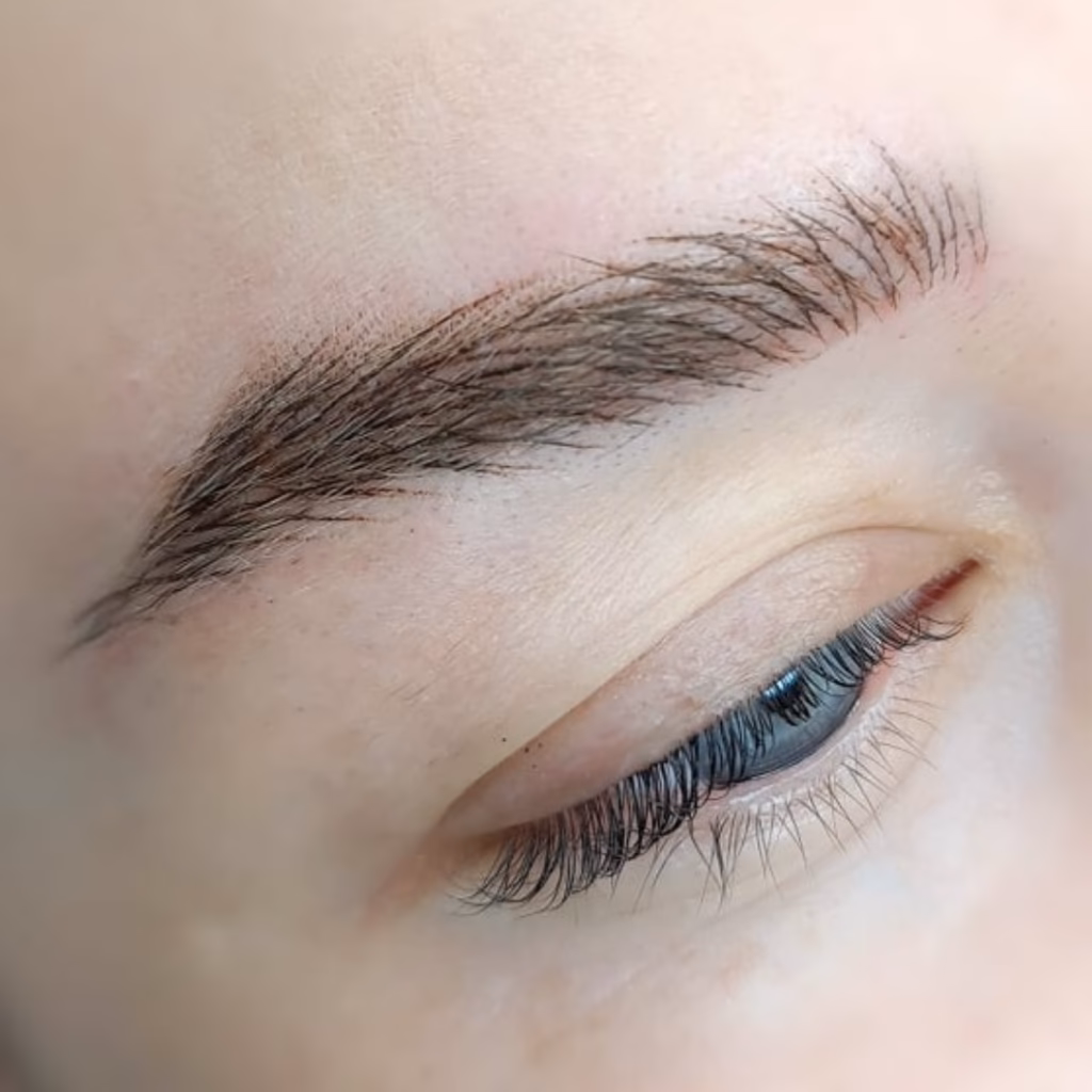Czym są brwi combo brows?