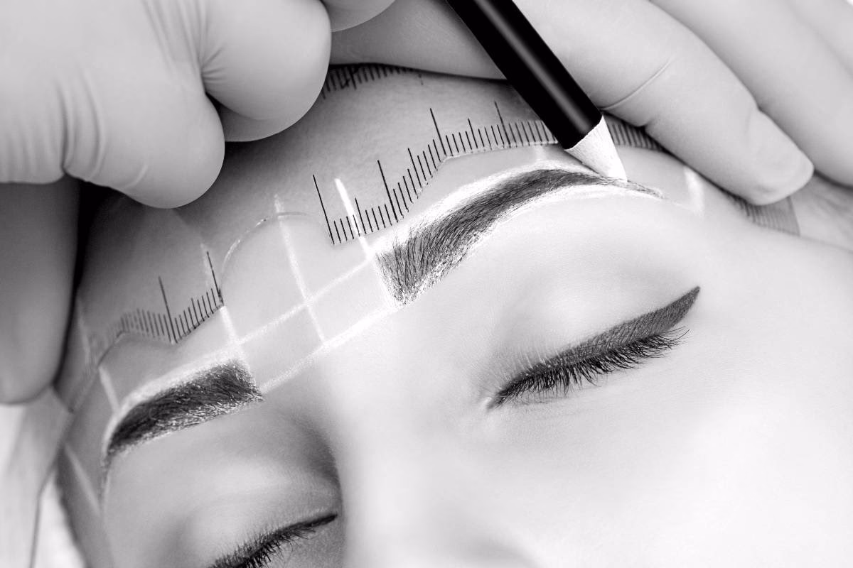 Jaka jest różnica pomiędzy microbladingiem a makijażem permanentnym brwi?