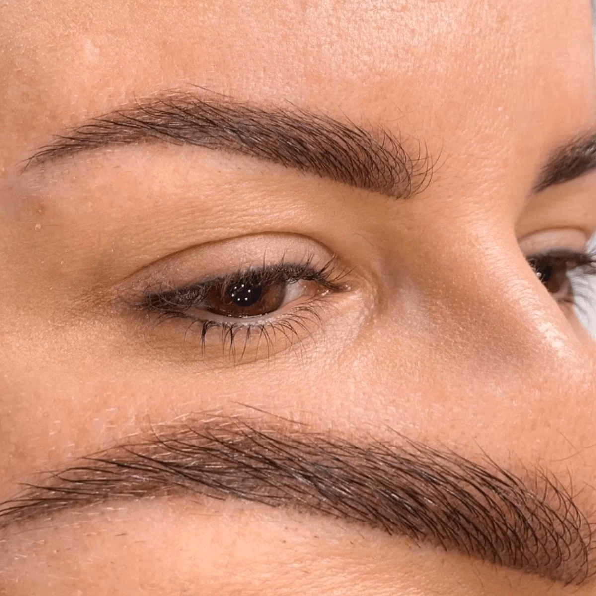 Czemu makijaż permanentny brwi schodzi?