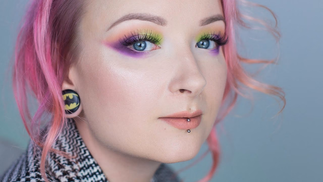 Czy red lipstick monster powiększyła usta?