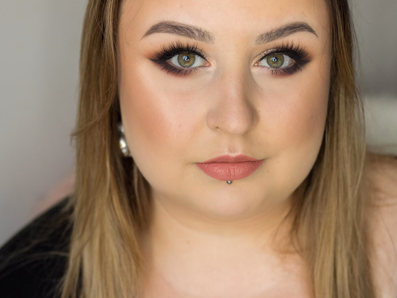 Przy jakim świetle robić makijaż?