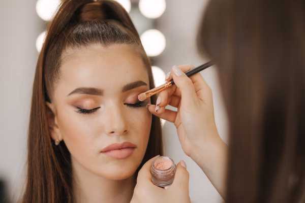 Jak wygląda proces makijażu ślubnego?