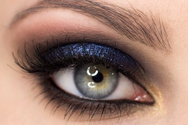 Jaki jest trend w makijażu z motywem granatu?