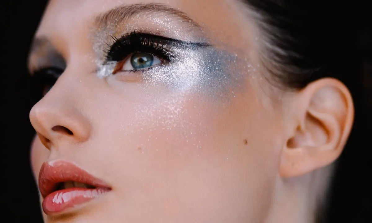 Jak wykonać srebrny makijaż oczu?