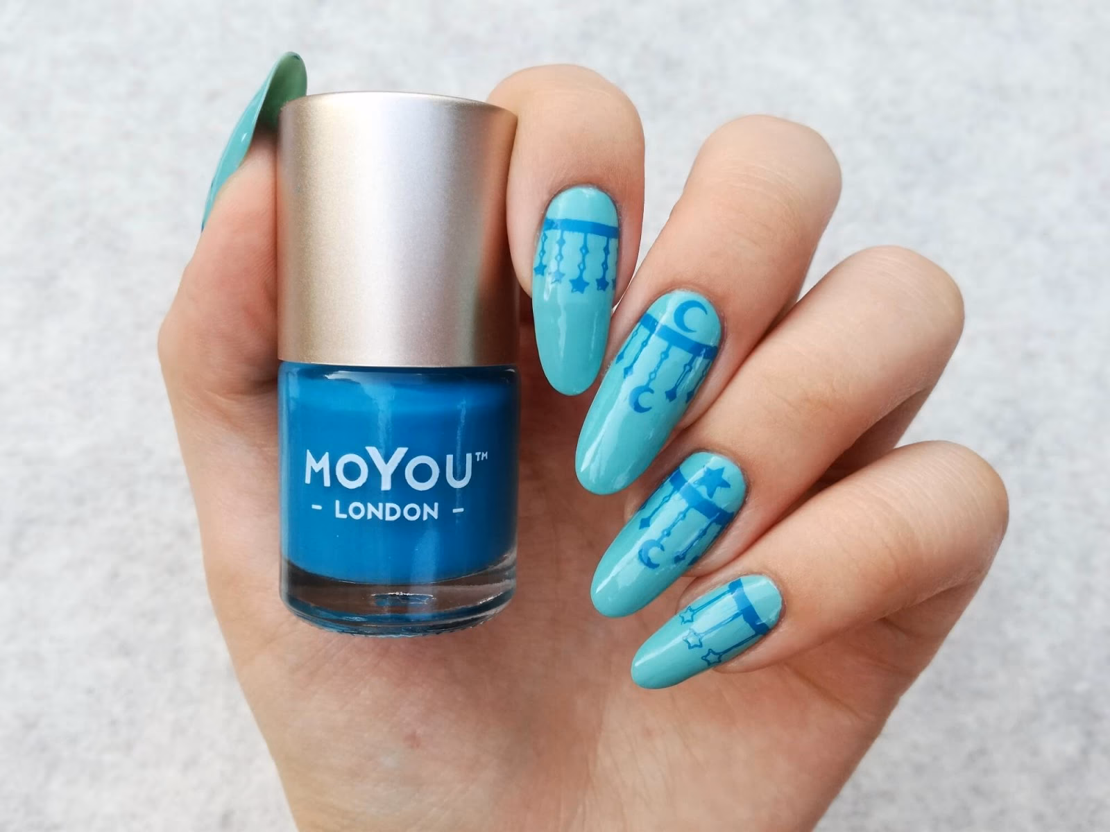 Czym odbijać stemple na paznokciach?