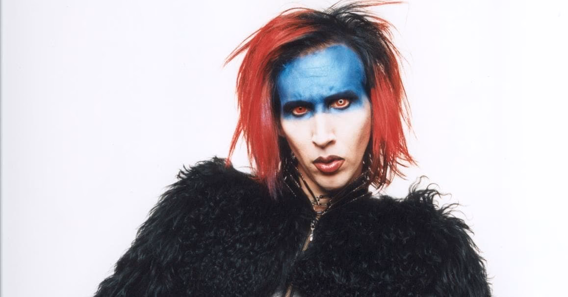 Dlaczego Marilyn Manson goli brwi?