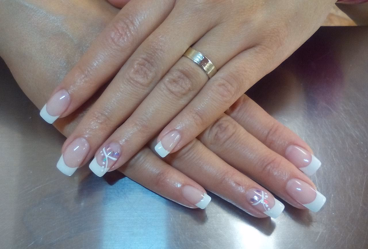 Czy muszę zdjąć paznokcie żelowe przed operacją?