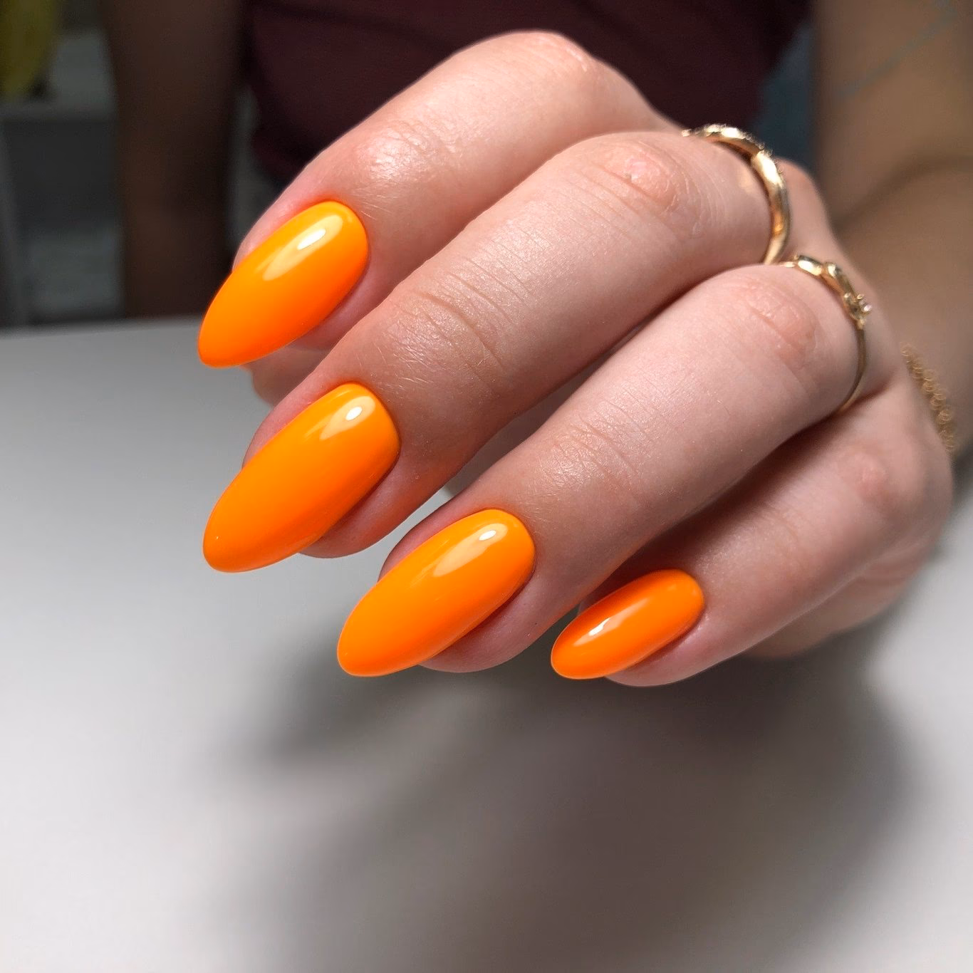 Co oznacza pomarańczowy kolor paznokci?