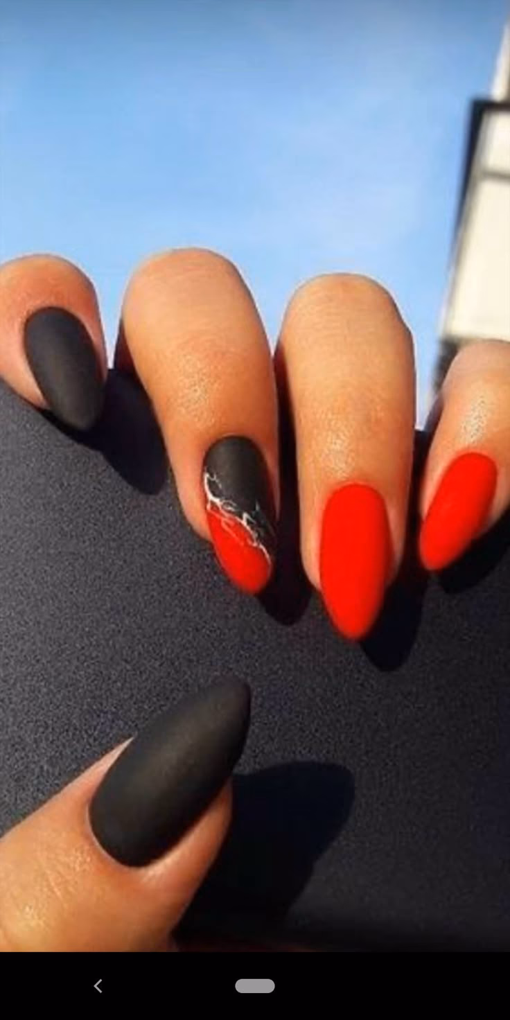 Co oznaczają pomalowane na czarno paznokcie?