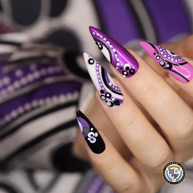 Czy pracując w sklepie można mieć paznokcie?