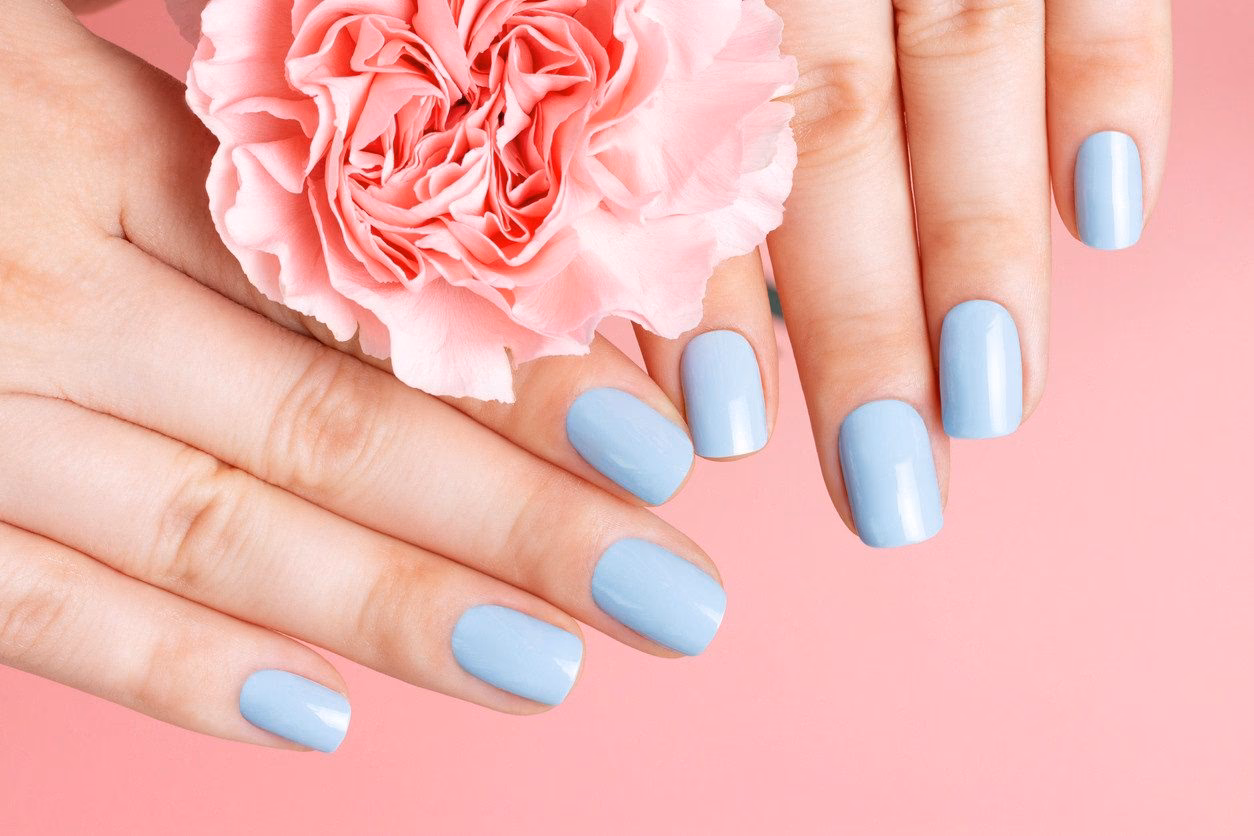 Dlaczego moje żelowe paznokcie robią się niebieskie?