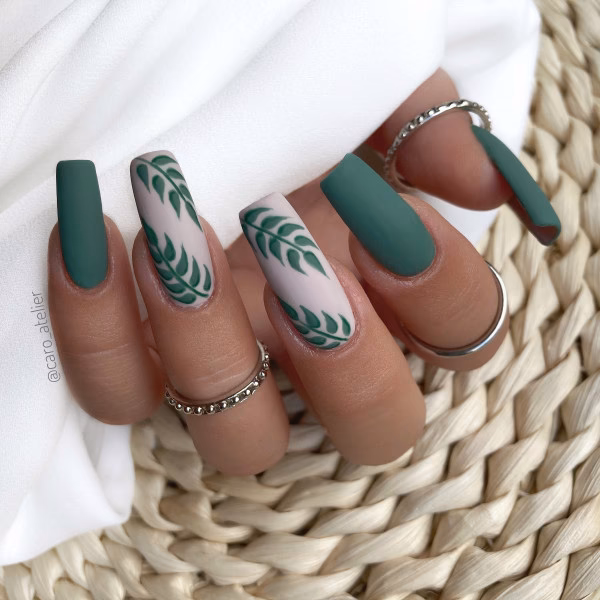 Jakie paznokcie pasują do butelkowej zieleni?