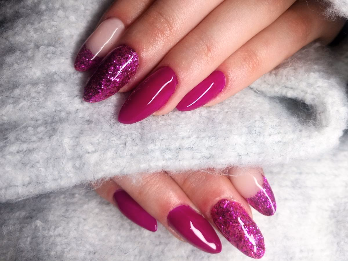 Jaki kolor paznokci do ciemno różowej sukienki?