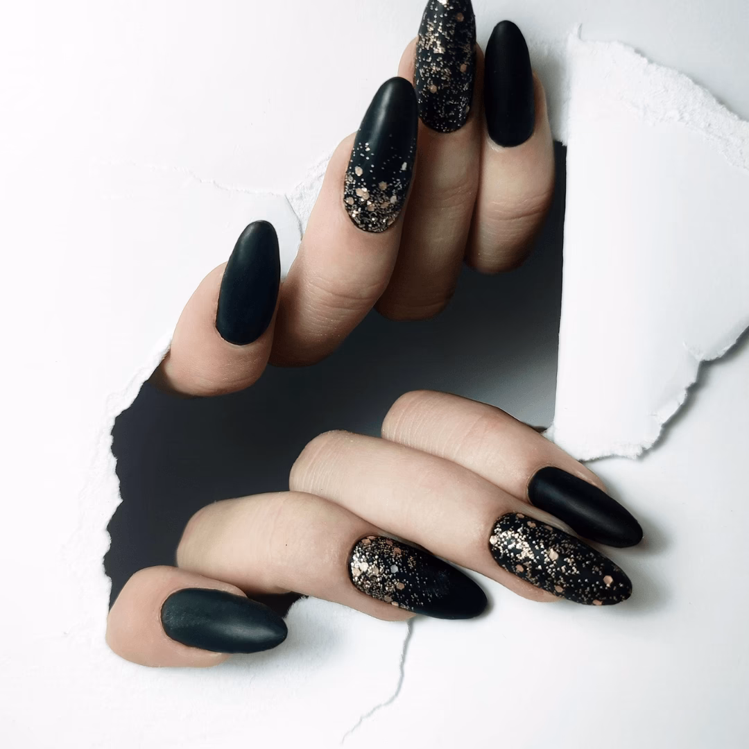 Co oznacza czarny kolor na paznokciach?