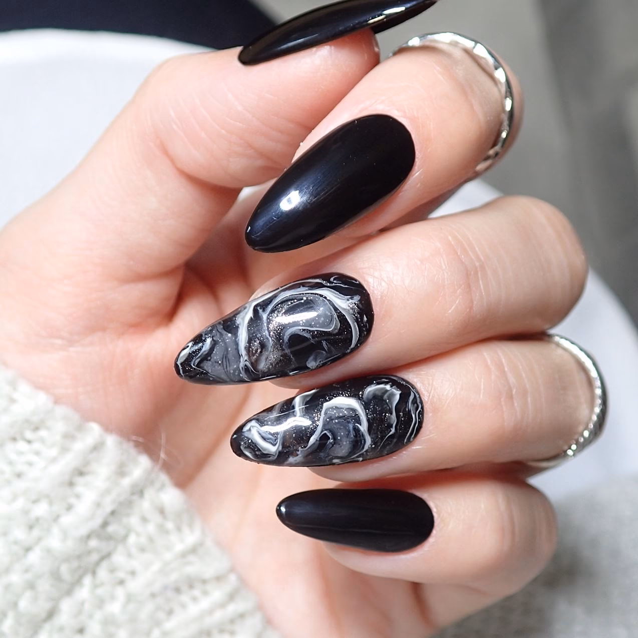 Co oznacza czarny kolor na paznokciach?