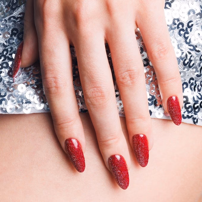 Czy brokatowe paznokcie są modne?