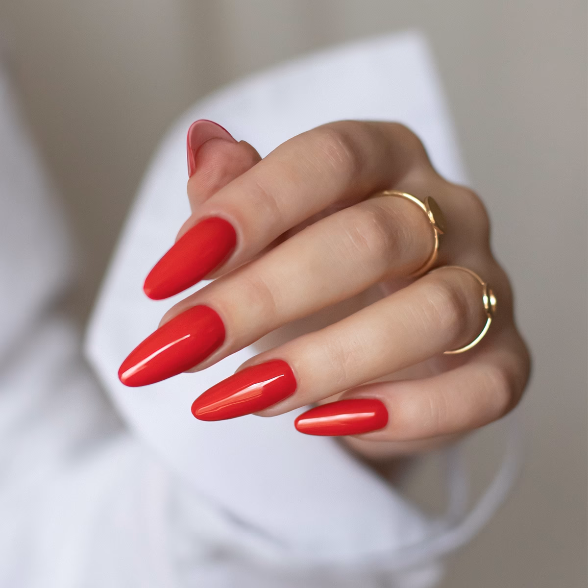 Co oznacza czerwony kolor paznokci u kobiety?