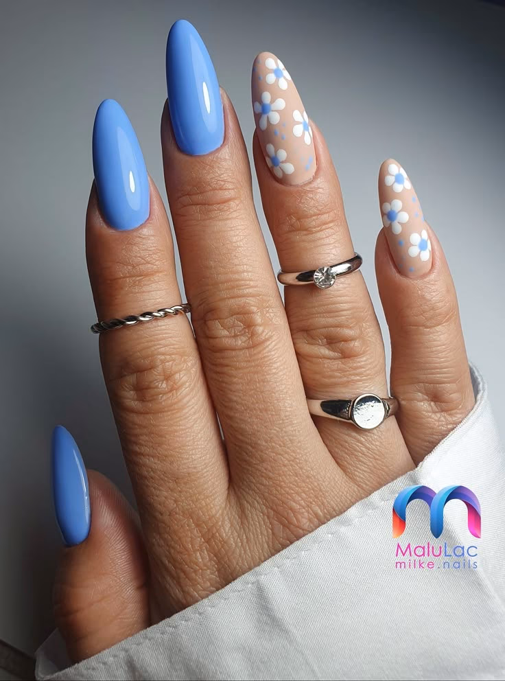 Co oznacza jak dziewczyna ma niebieskie paznokcie?