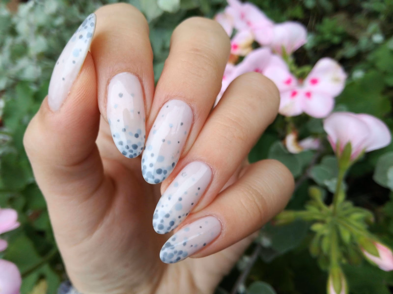 Co oznaczają kropki na paznokciach?