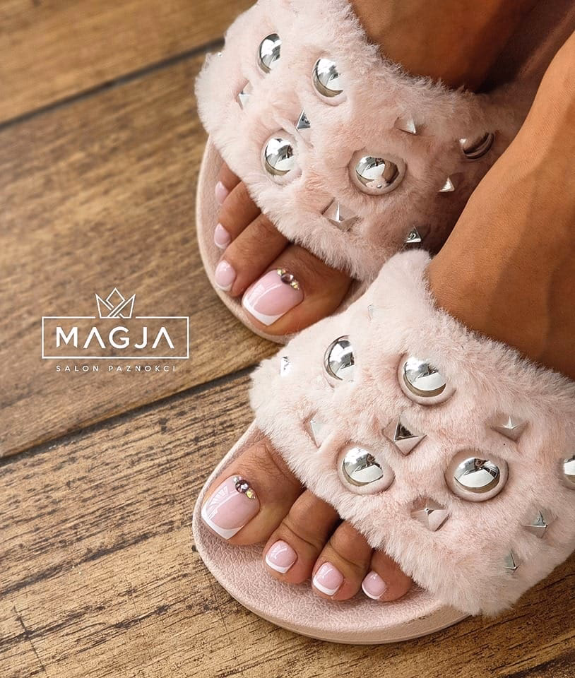 Jakie paznokcie u stóp na wesele?
