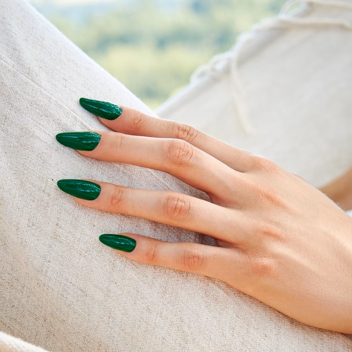 Dlaczego moje żelowe paznokcie robią się zielone?