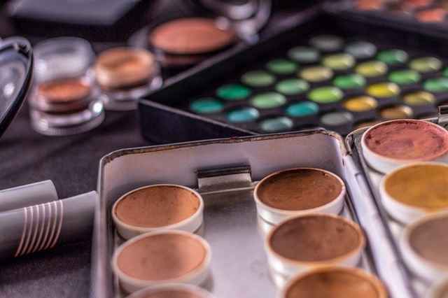 Jakich kosmetyków używają makijażystki?