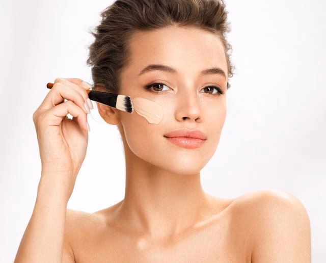 Co należy nałożyć na twarz przed podkładem?