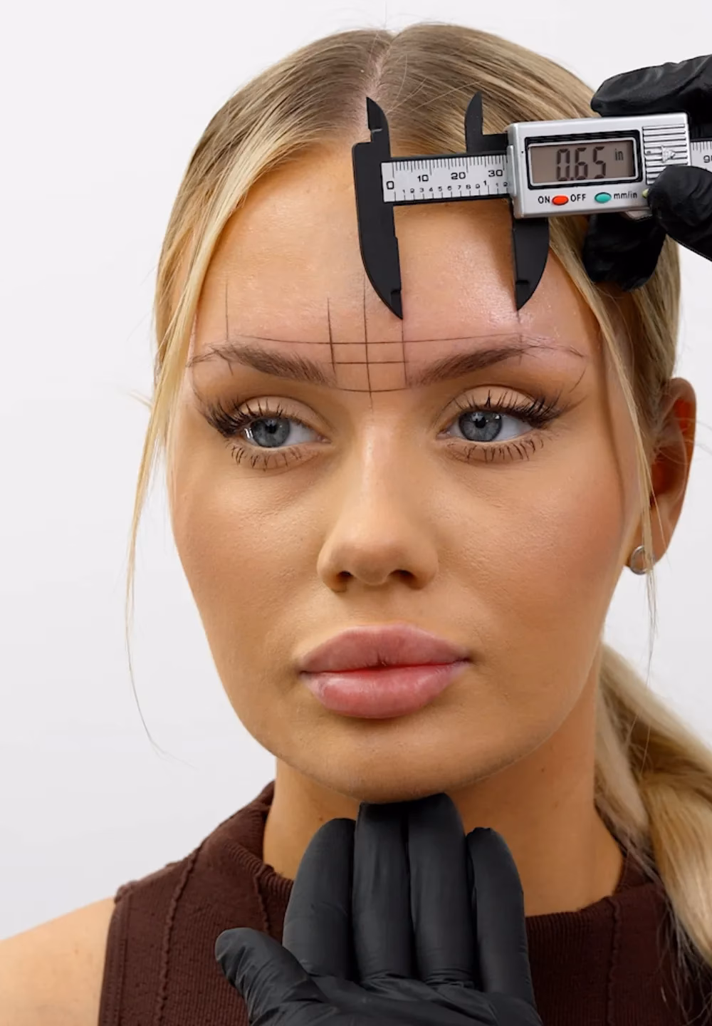 Czym zrobić rysunek brwi?