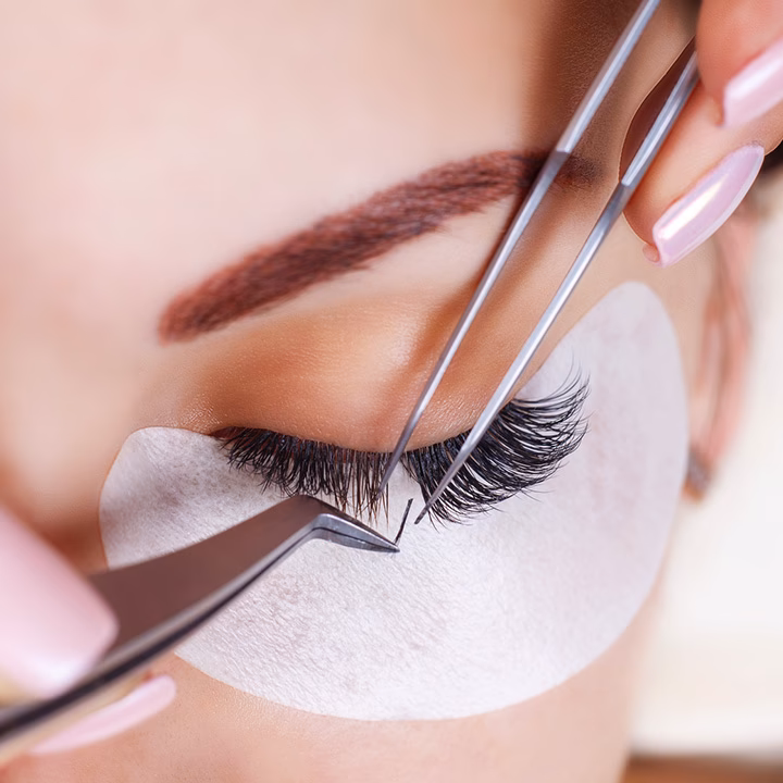 Czy warto robić rzęsy u kosmetyczki?