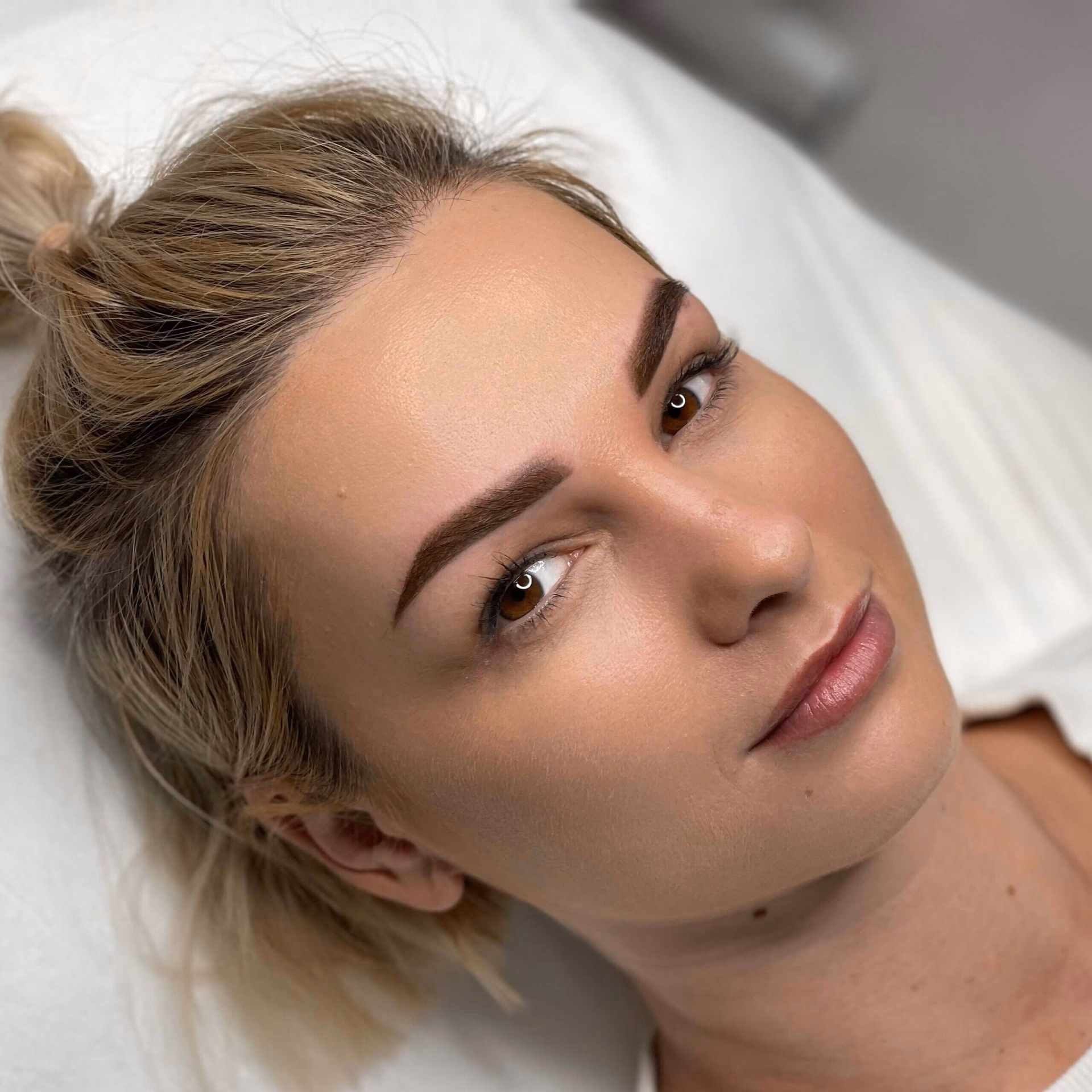 Jaki jest cennik zabiegu przeszczepu włosów FUE w Sharley Hair Clinic?