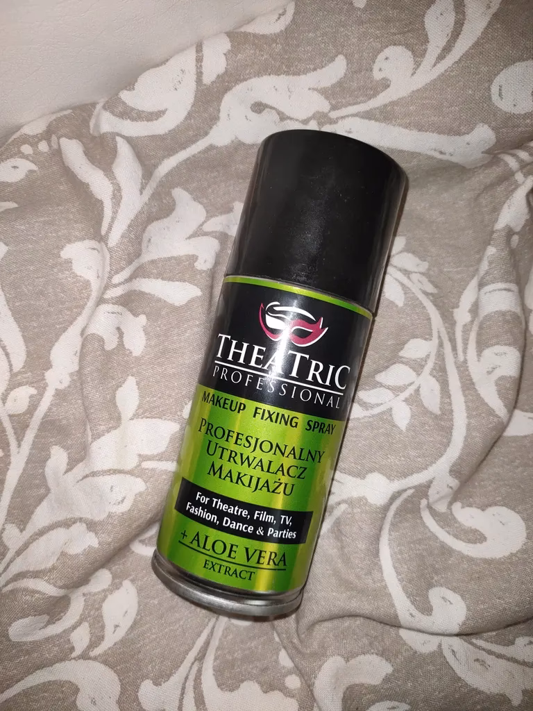 Czy używasz sprayu utrwalającego przed czy po makijażu?