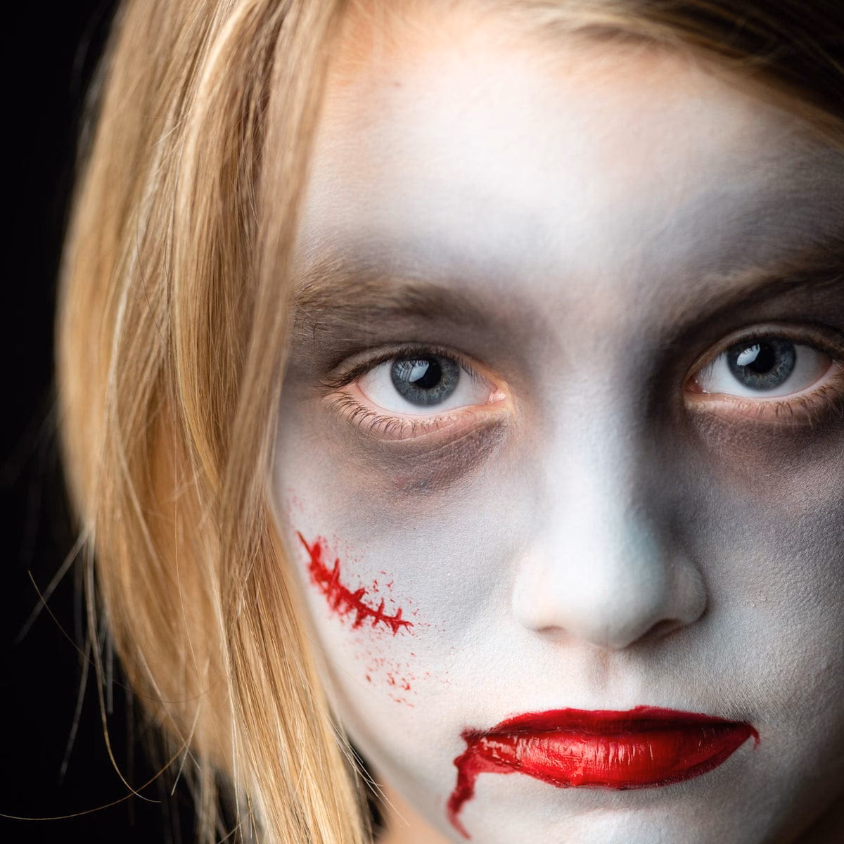 Czy sztuczna krew zmywa się ze skóry?