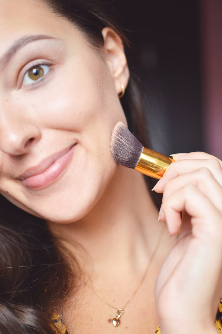 Jak przygotować tłustą cerę do makijażu?