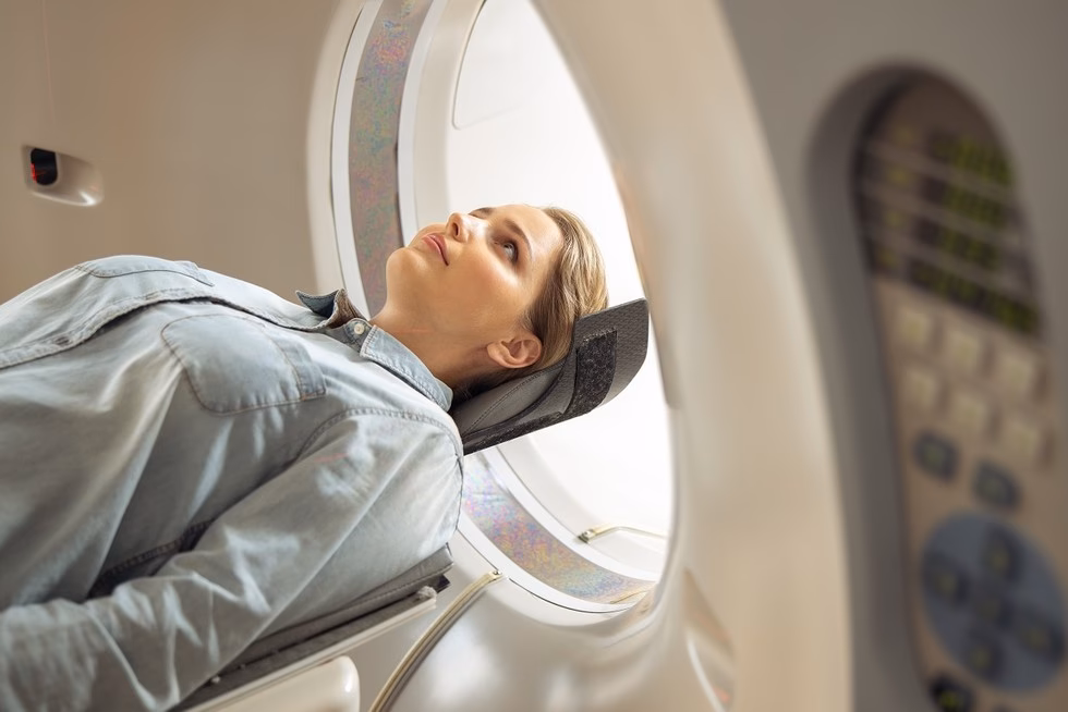 Czy na rezonans głowy można iść w makijażu?