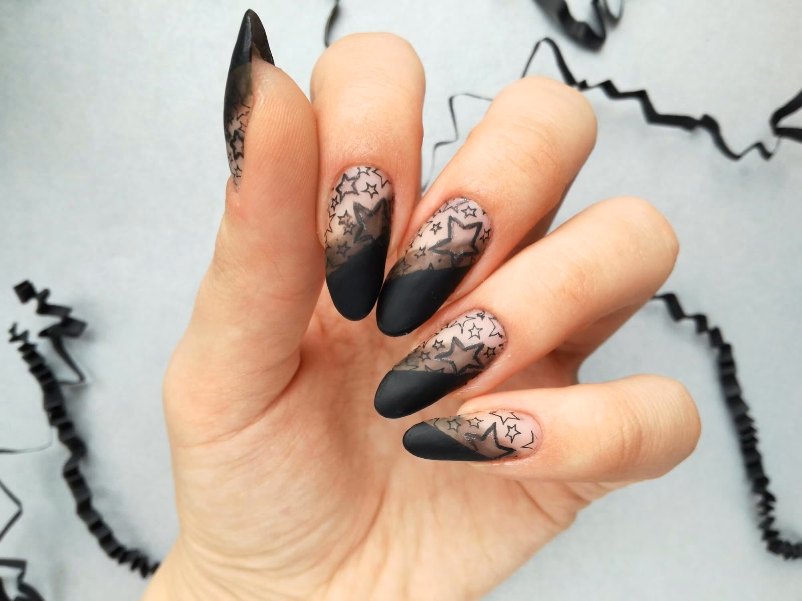 O czym świadczą czarne paznokcie?