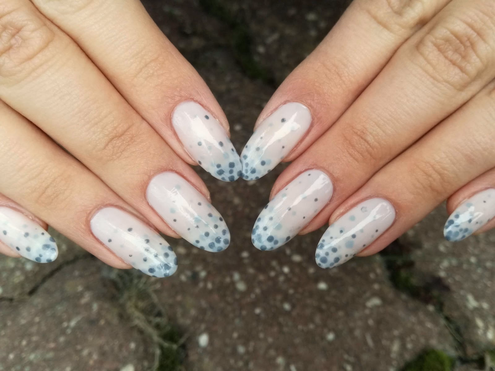 Co oznacza kropka pod paznokciem?