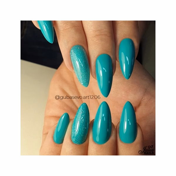 Jaki kolor paznokci nad morze?