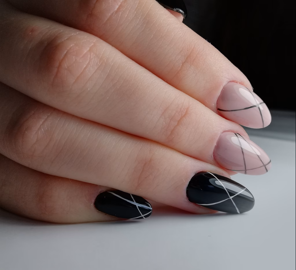 Czym zrobić kreski na paznokciach?