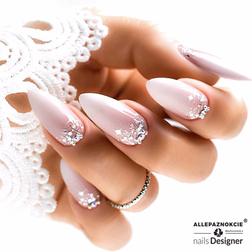 Jakich witamin brakuje przy skórkach paznokci?