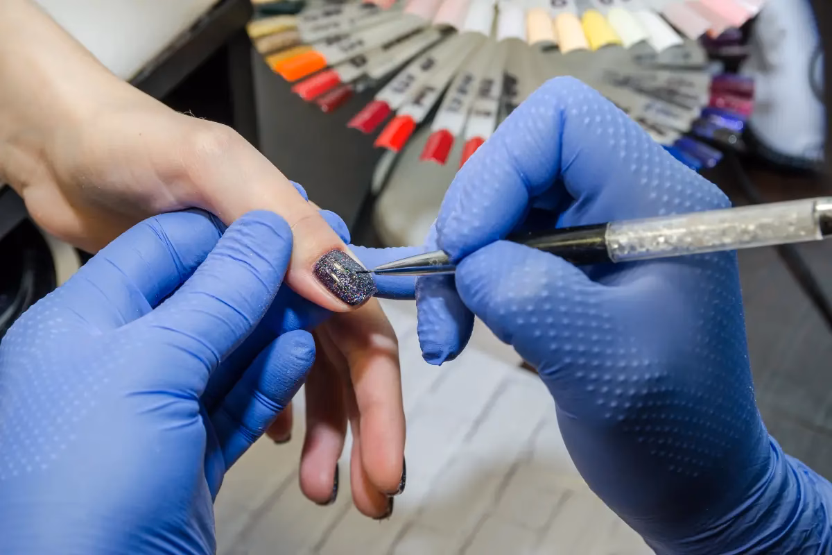 Do czego służy pędzel wachlarzowy w zdobieniu paznokci?